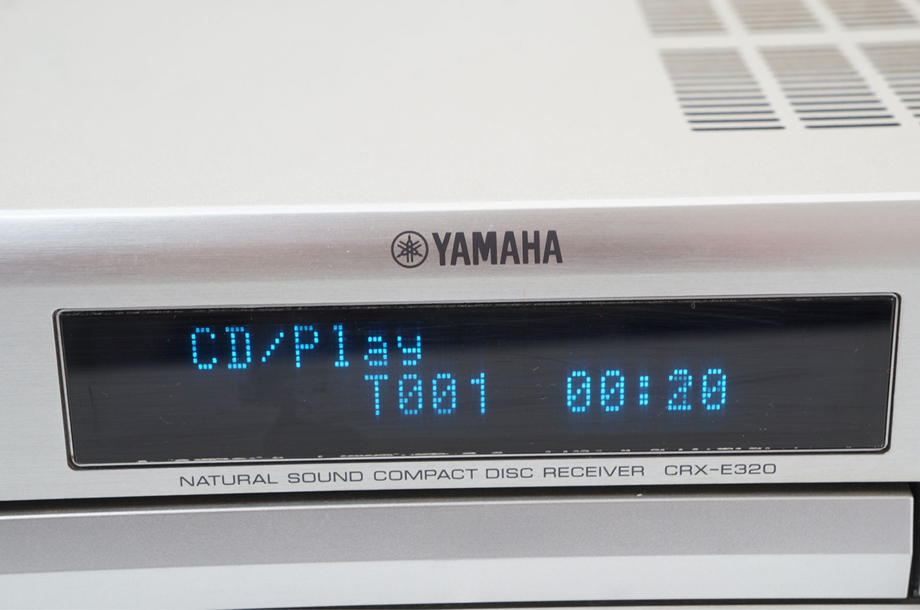 Yamaha_CRX-E320_2.1_Natural_Sound_CD_Receiver_Silber_02_result