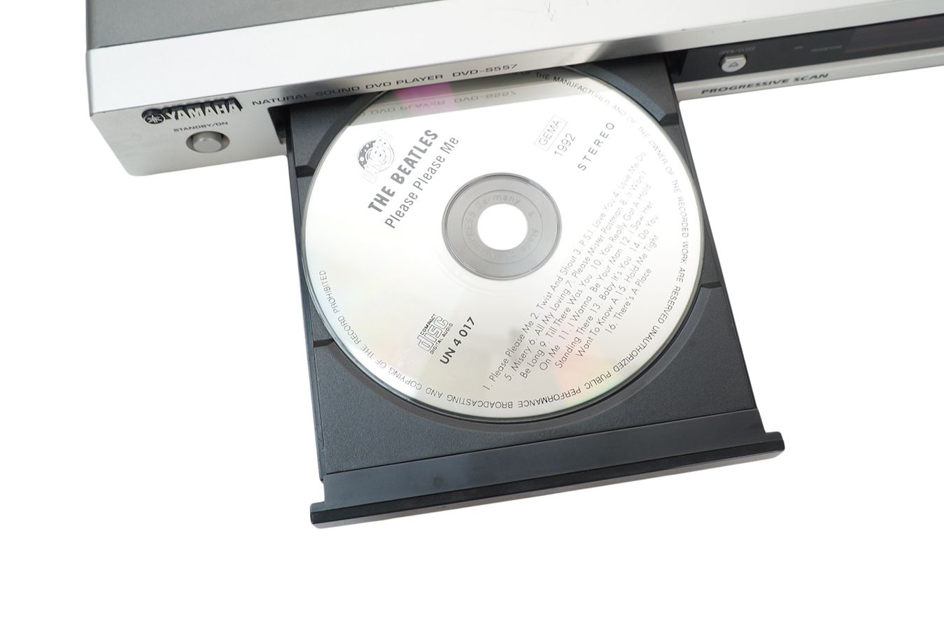 Yamaha_DVD-S557_DVD_Player_Silber_02