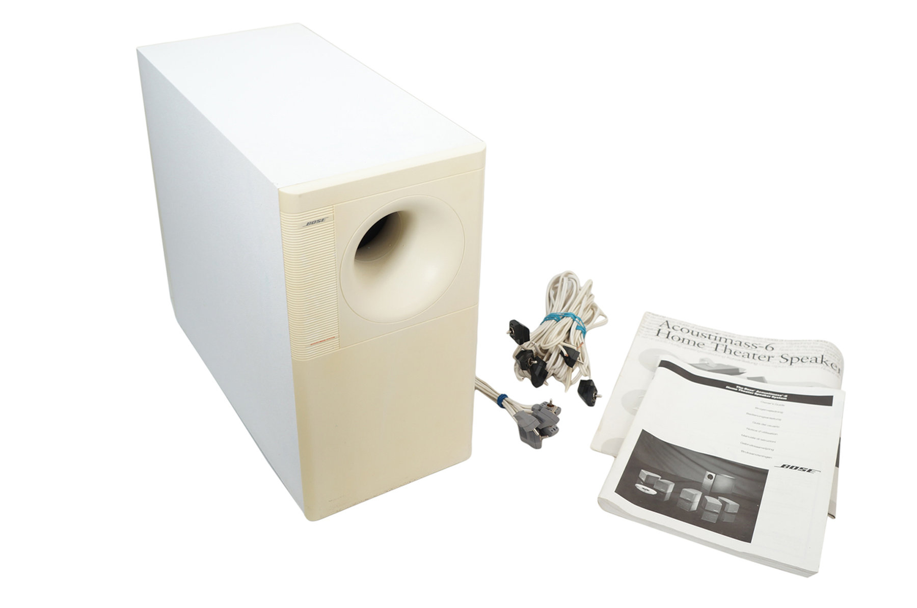 Bose_Acoustimass_6_Heimkino-System_Subwoofer_Weiss_mit_Kabeln