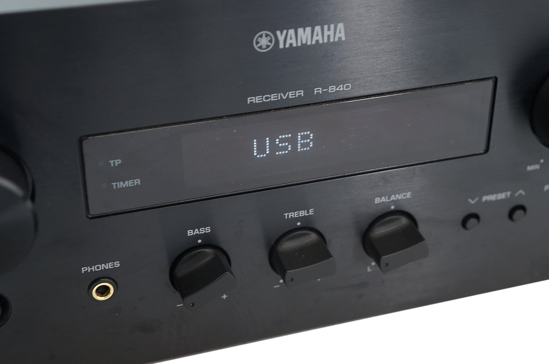 Yamaha_R-840_Stereo_2.1_Receiver_Schwarz_02