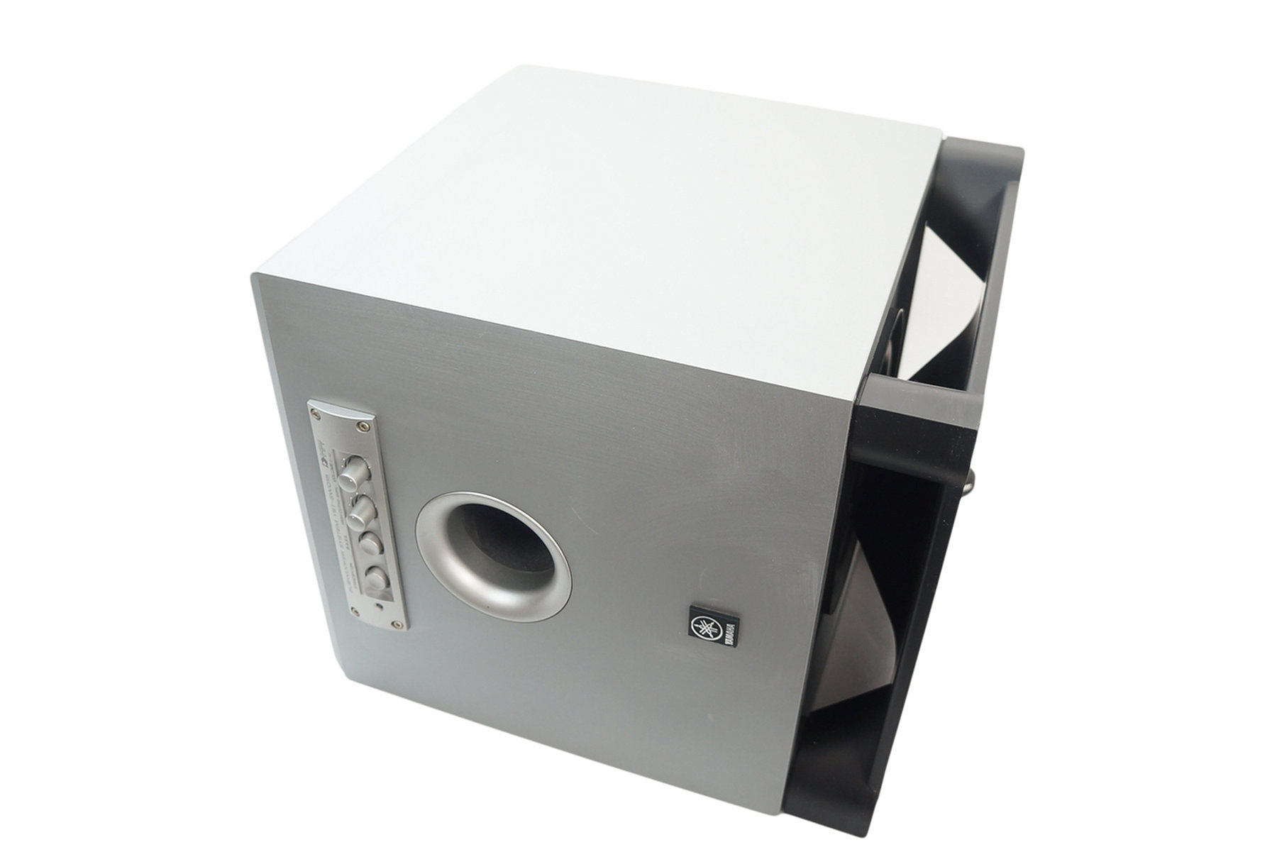 Yamaha_YST-SW015_Subwoofer_Silber_02
