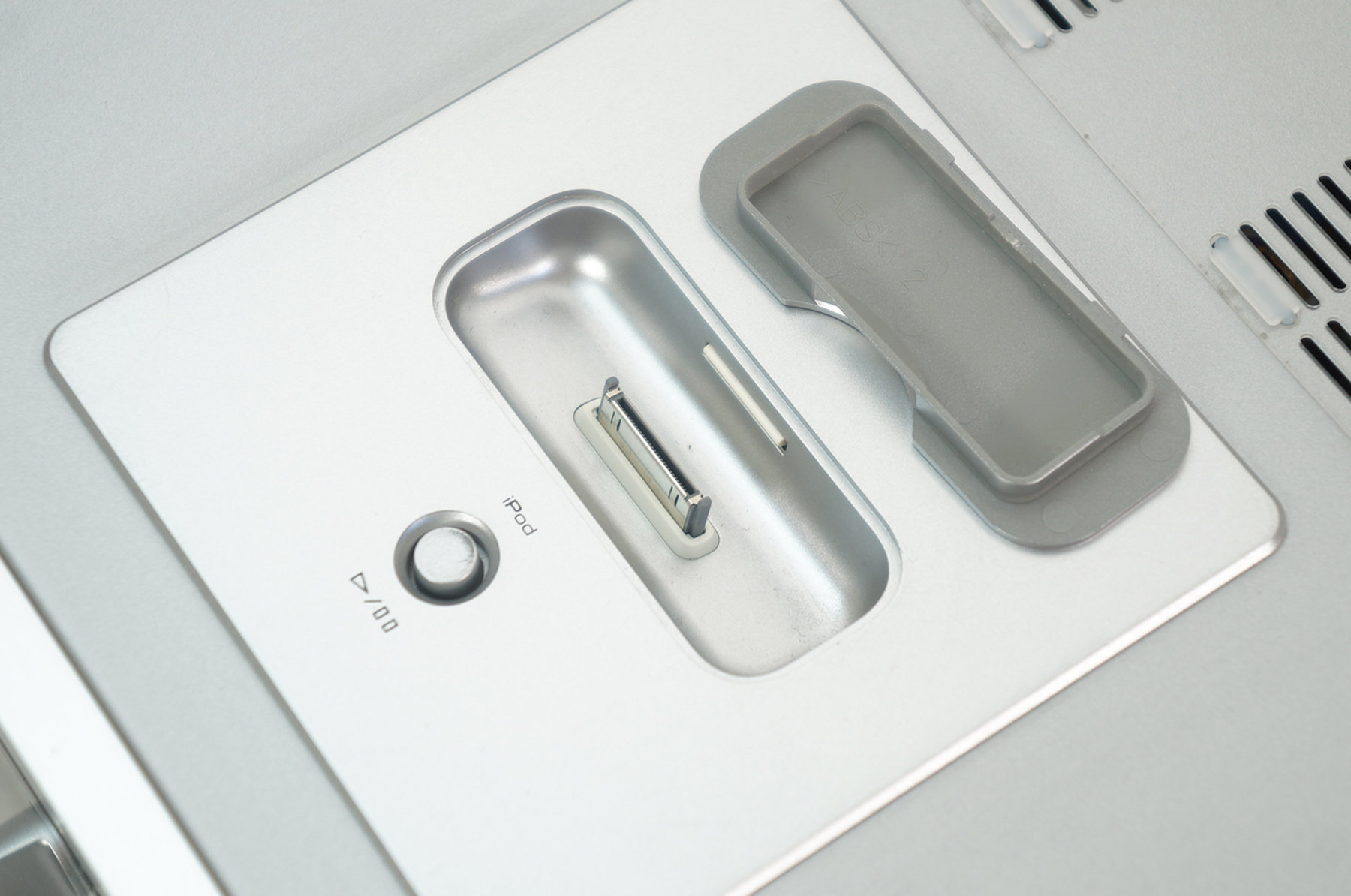 Yamaha_R-840_Stereo_2.1_Receiver_Silber_09