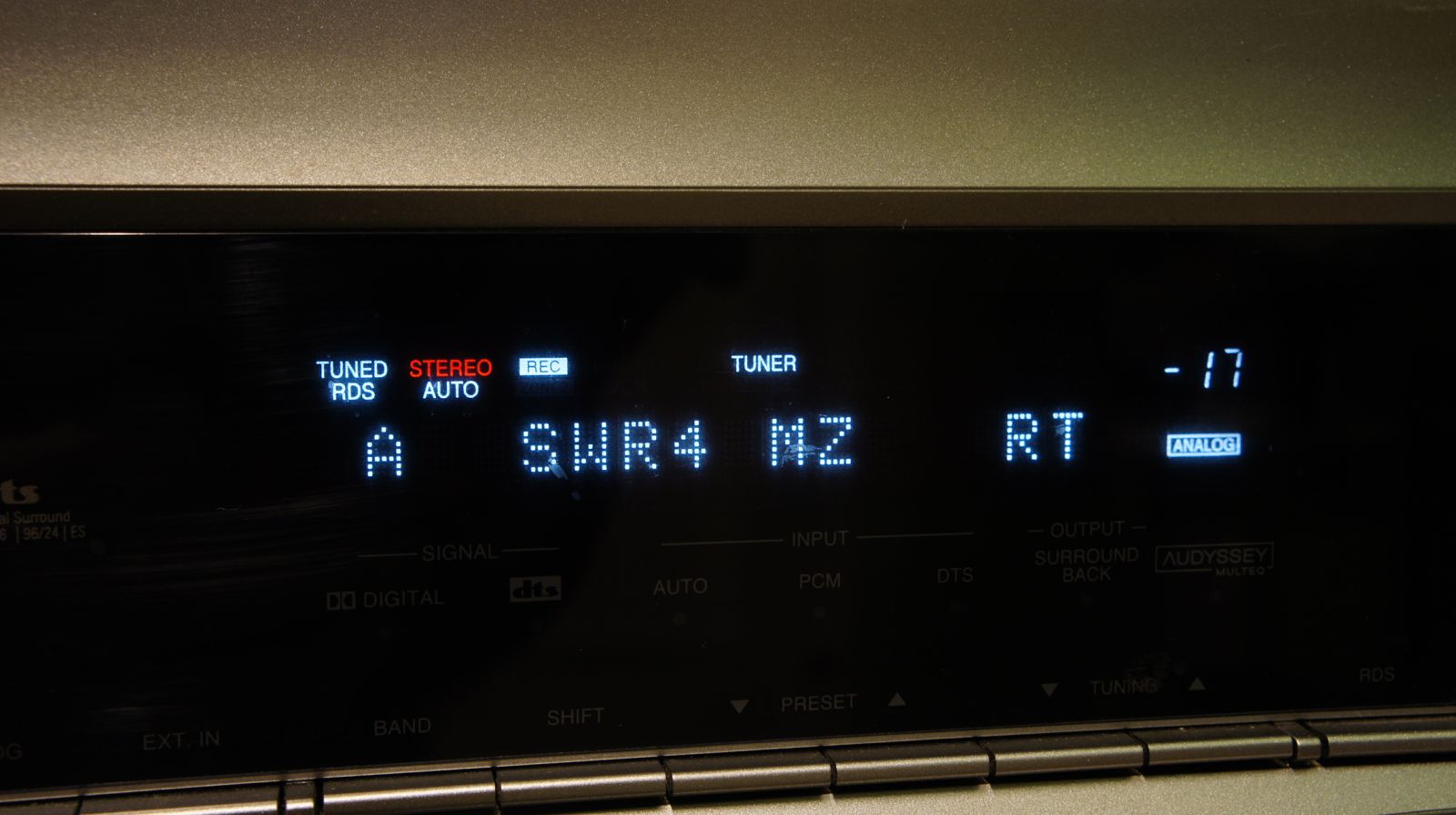 Denon_AVR-1508_7.1_AV-Receiver_HDMI_Silber_mit_Mikrofon