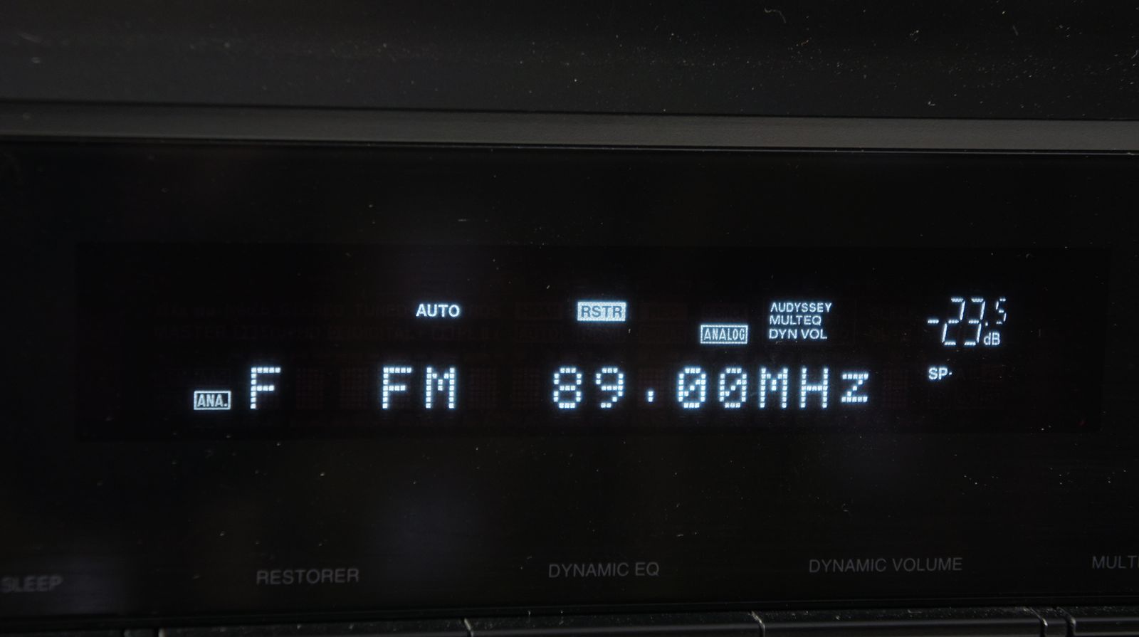 Denon_AVR-1611_5.1_AV_Sourround_Receiver_Schwarz_mit_Mikrofon_06_result
