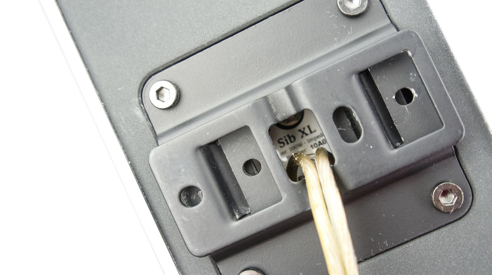 FOCAL_Sib_XL_Lautsprecher_Box_mit_Wandhalterung_und_Kabel_05_result