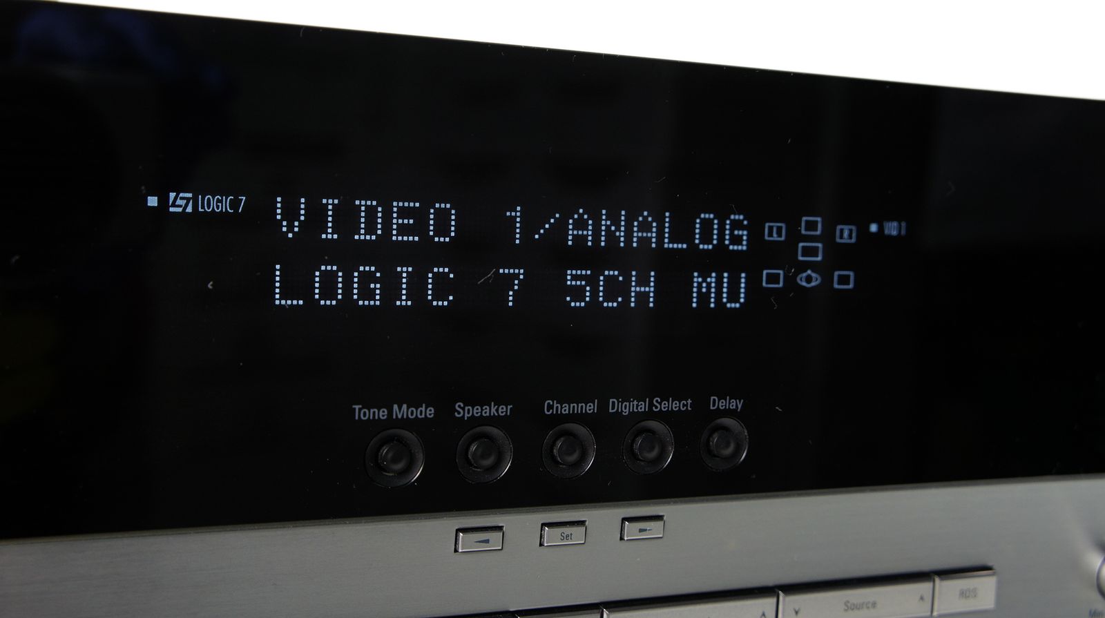 Harman_Kardon_AVR_330_AV_Receiver_Silber_03