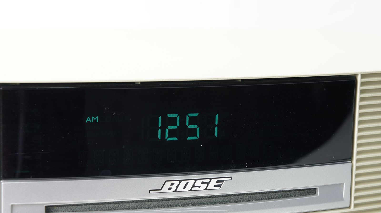 Bose_Wave_Music_System_AWRCC4_Weiss_02_result