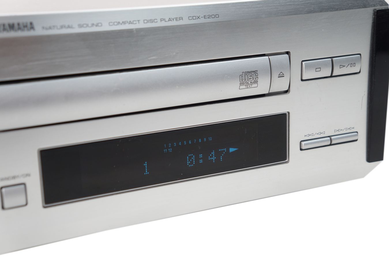 Yamaha_CDX-E200_CD-Player_Silber_02_result