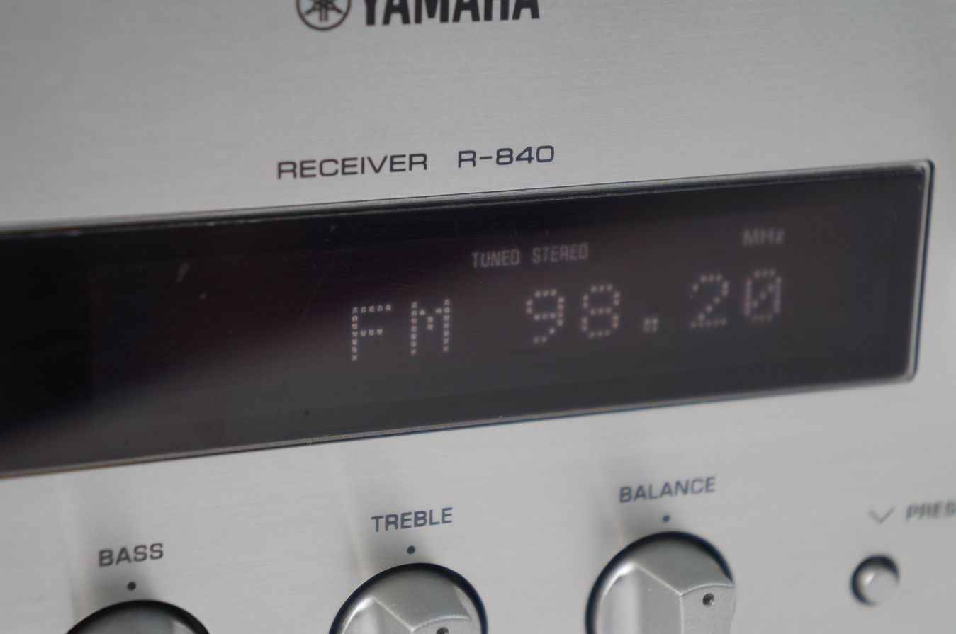 Yamaha_R-840_Stereo_2.1_Receiver_Silber_02_result
