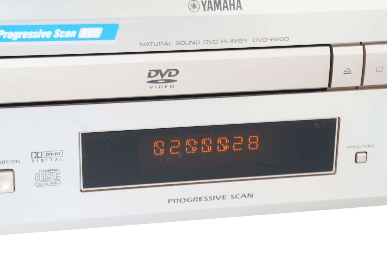 Yamaha_DVD-E600_DVD_Player_Silber_02_result