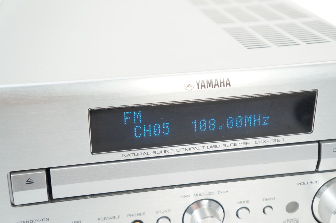 Yamaha_CRX-E320_2.1_Natural_Sound_CD_Receiver_Silber_03_result