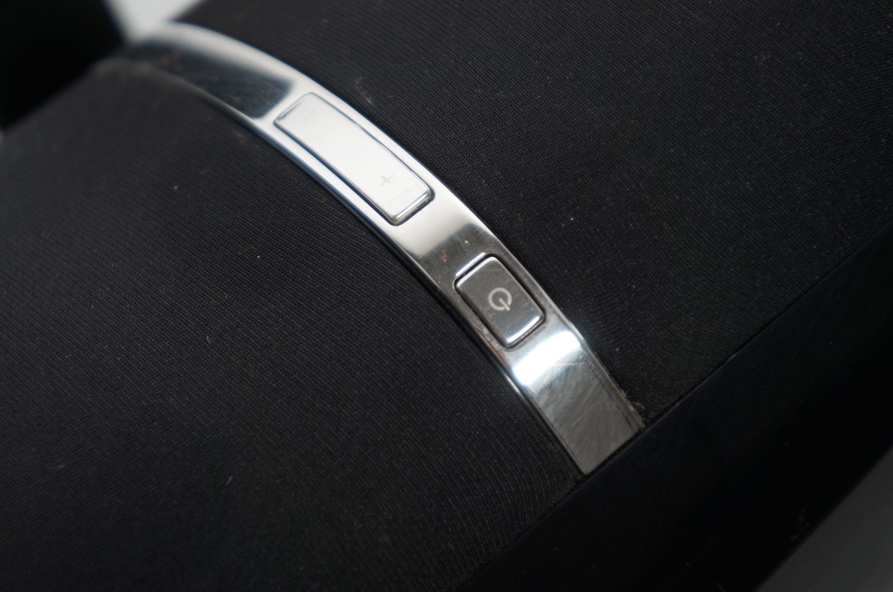 Bowers__Wilkins_Zeppelin_Air_Wireless_Hi-Fi_Lautsprecher_Soundbox_07_result